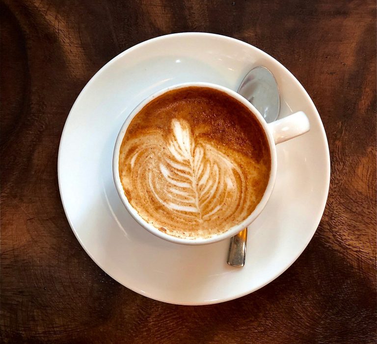 Cappuccino dengan latte art