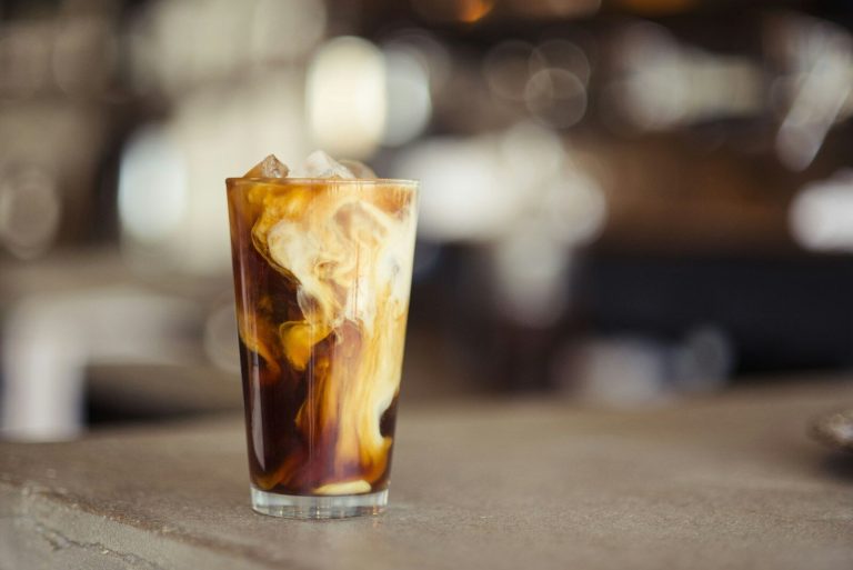 Es kopi susu signature dalam gelas