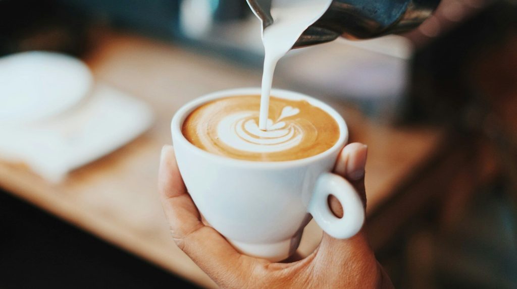 Menuang susu untuk latte art