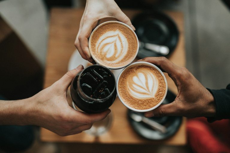 Ngopi bersama teman dan keluarga