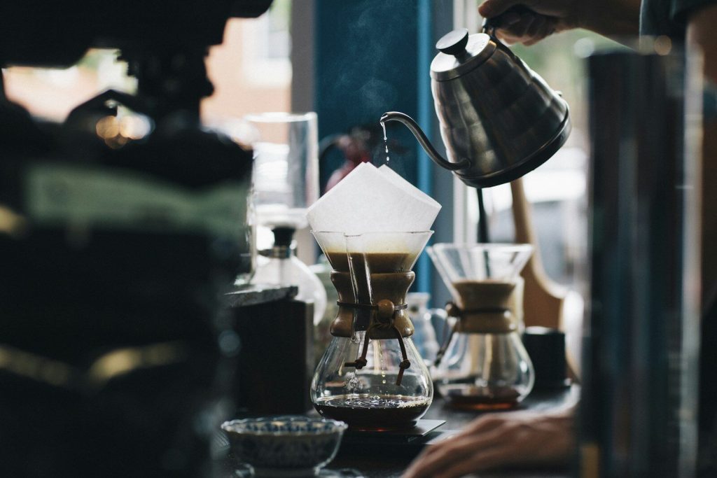 Barista menyeduh kopi manual pour over di Kopi Dari Rumah
